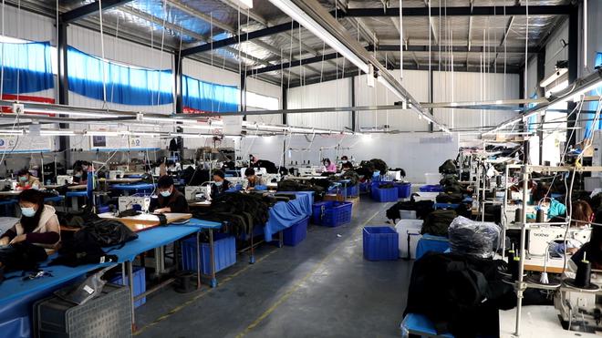 洛寧縣城關(guān)鎮(zhèn)鄉(xiāng)賢黃京玉 一朵怒放的鄉(xiāng)賢花，托起箱包加工致富夢(mèng)